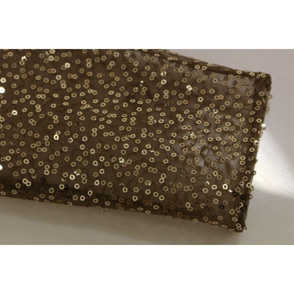 精致的金色蕾丝长裙配水晶