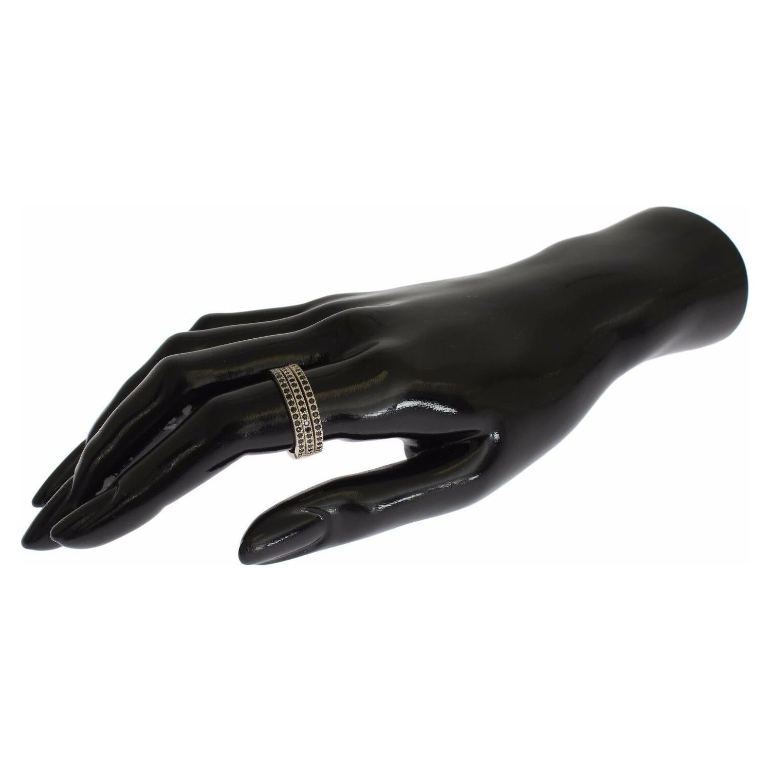 别致的银色和黑色 CZ 水晶戒指