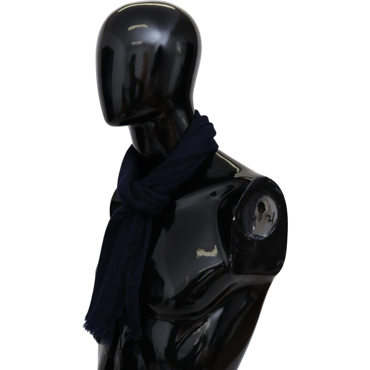 优雅蓝色羊毛围巾，带刺绣徽标