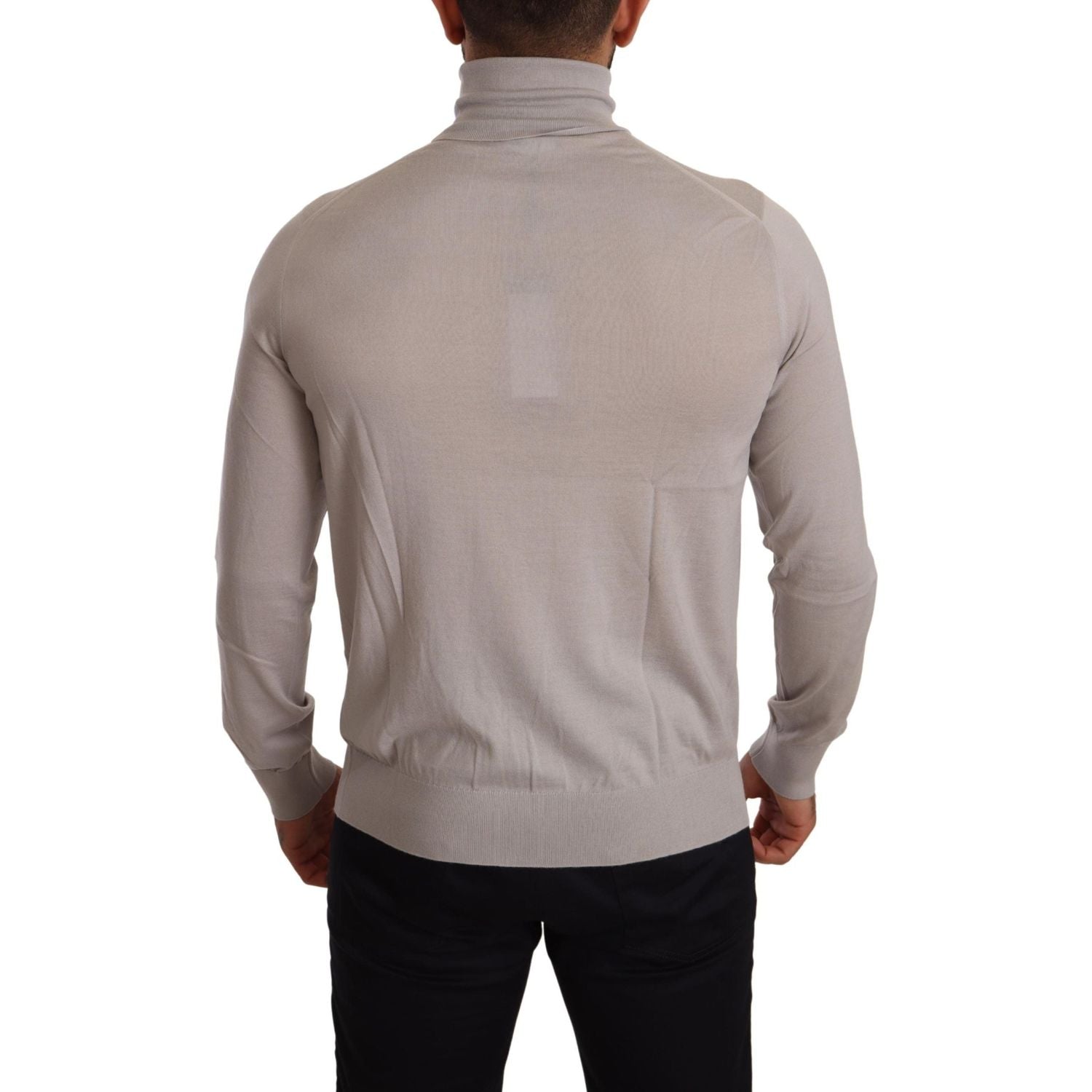 优雅的浅蓝色羊绒高领毛衣