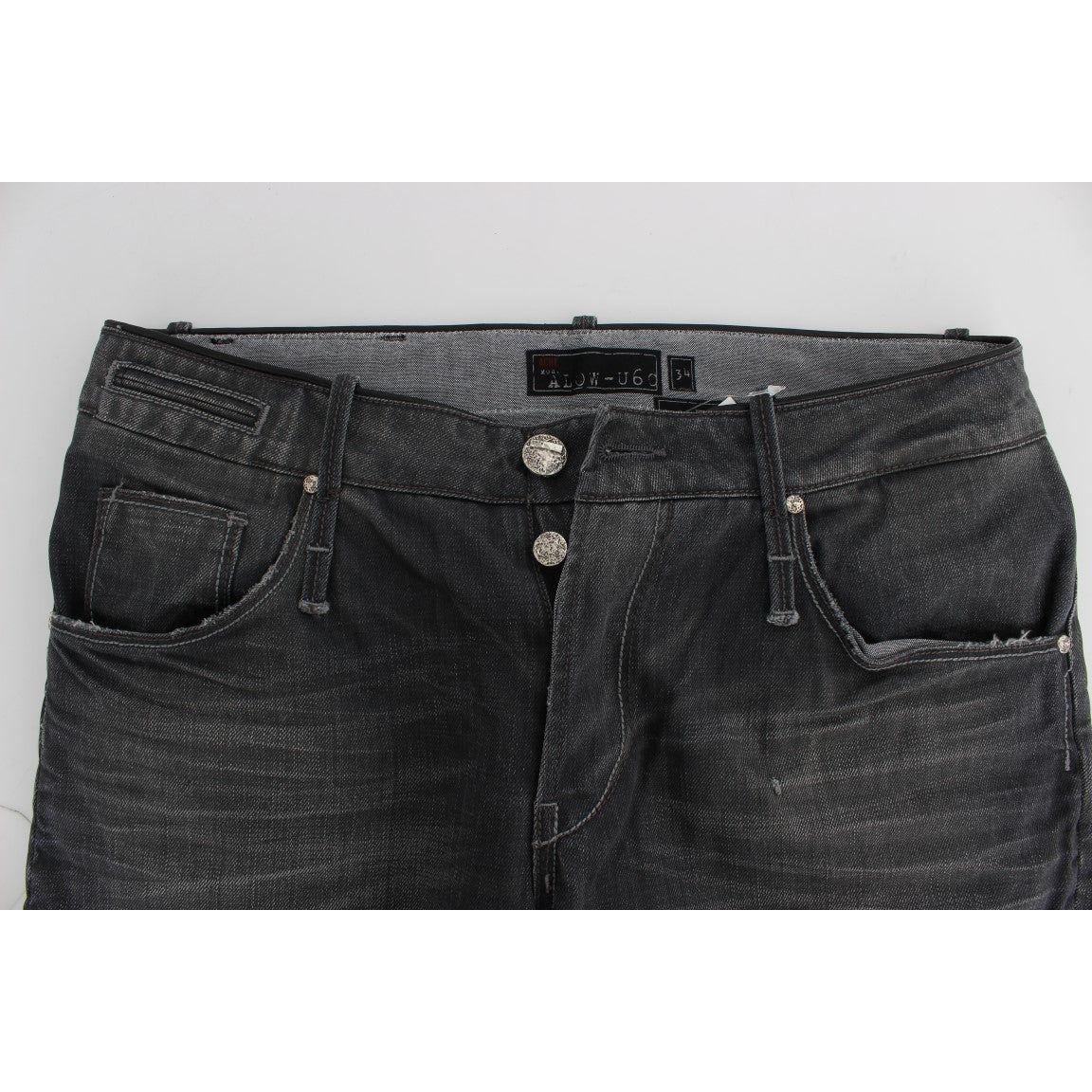 穿上永不过时的灰色牛仔裤，提升你的风格