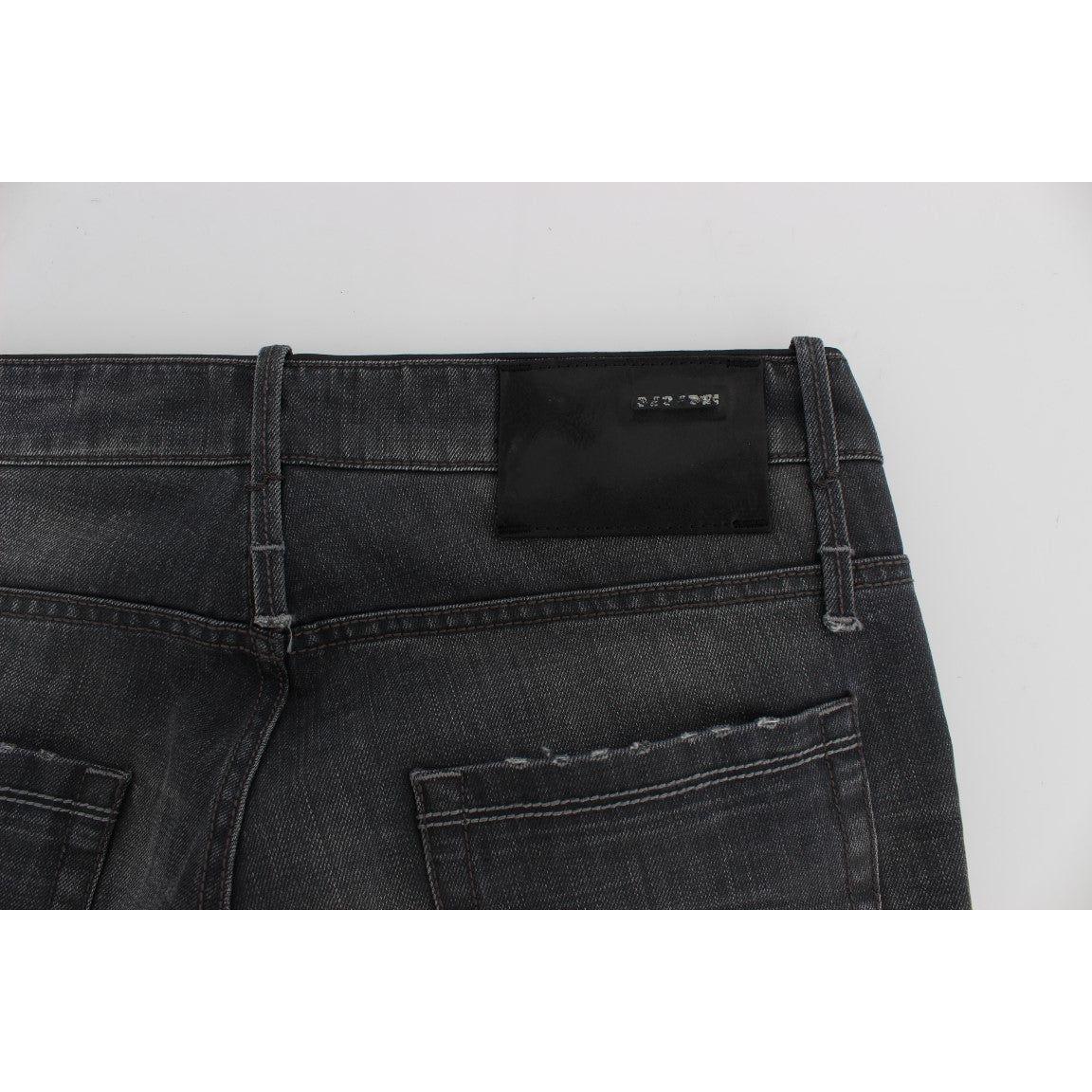 穿上永不过时的灰色牛仔裤，提升你的风格