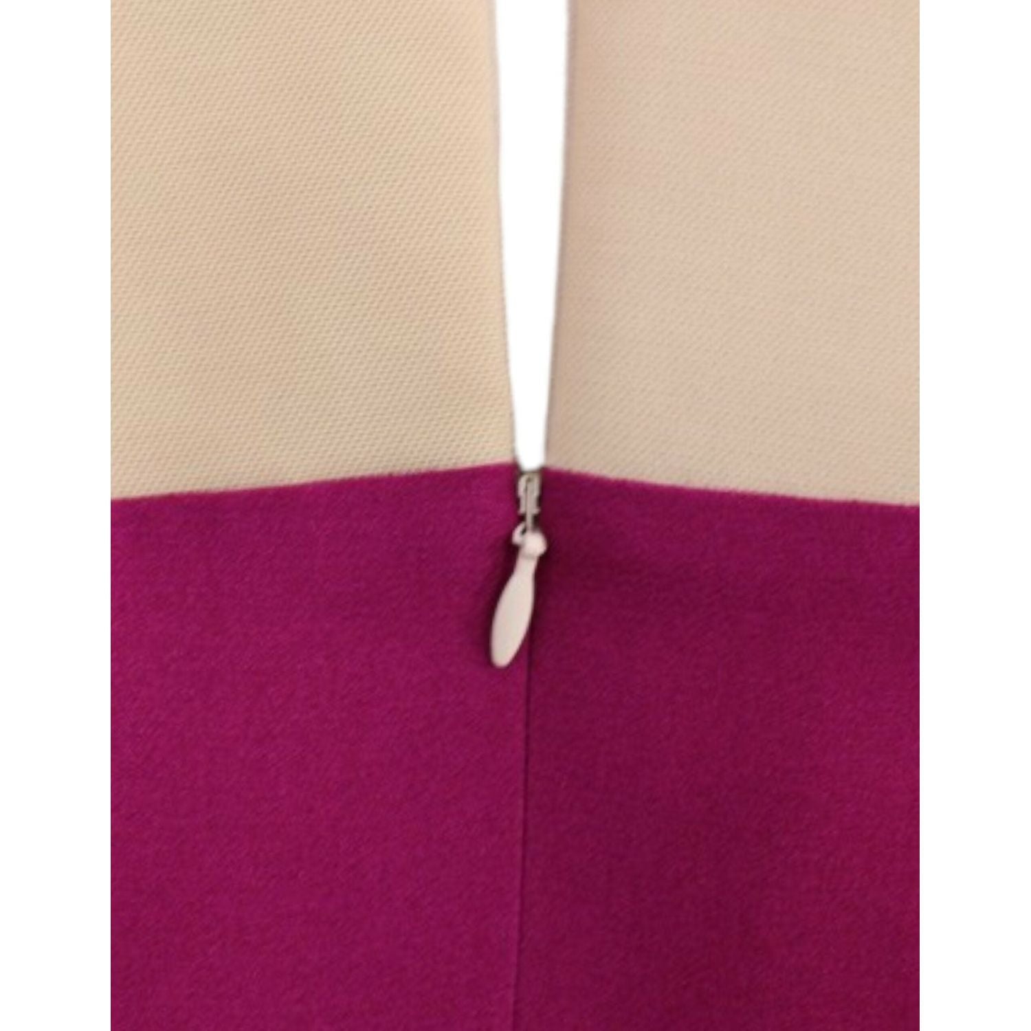 别致的粉色和白色直筒连衣裙